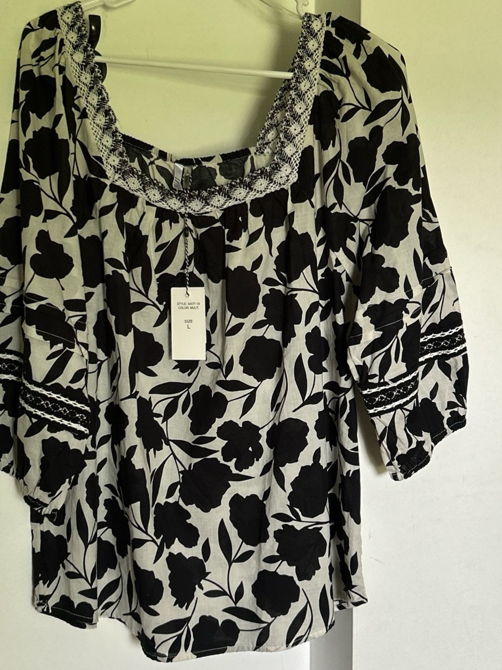 Kaktus Black and White Floral Peasant Top